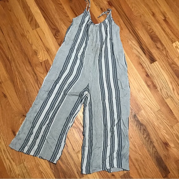 ▪️Urban Outfitters Jumpsuit - Picture 1 of 5